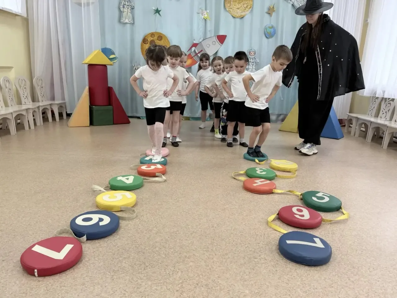 🚀 Двигательный досуг «Путешествие в космос» в средней группе дошкольного отделения 26 🌕🪐🌎  Наши мале