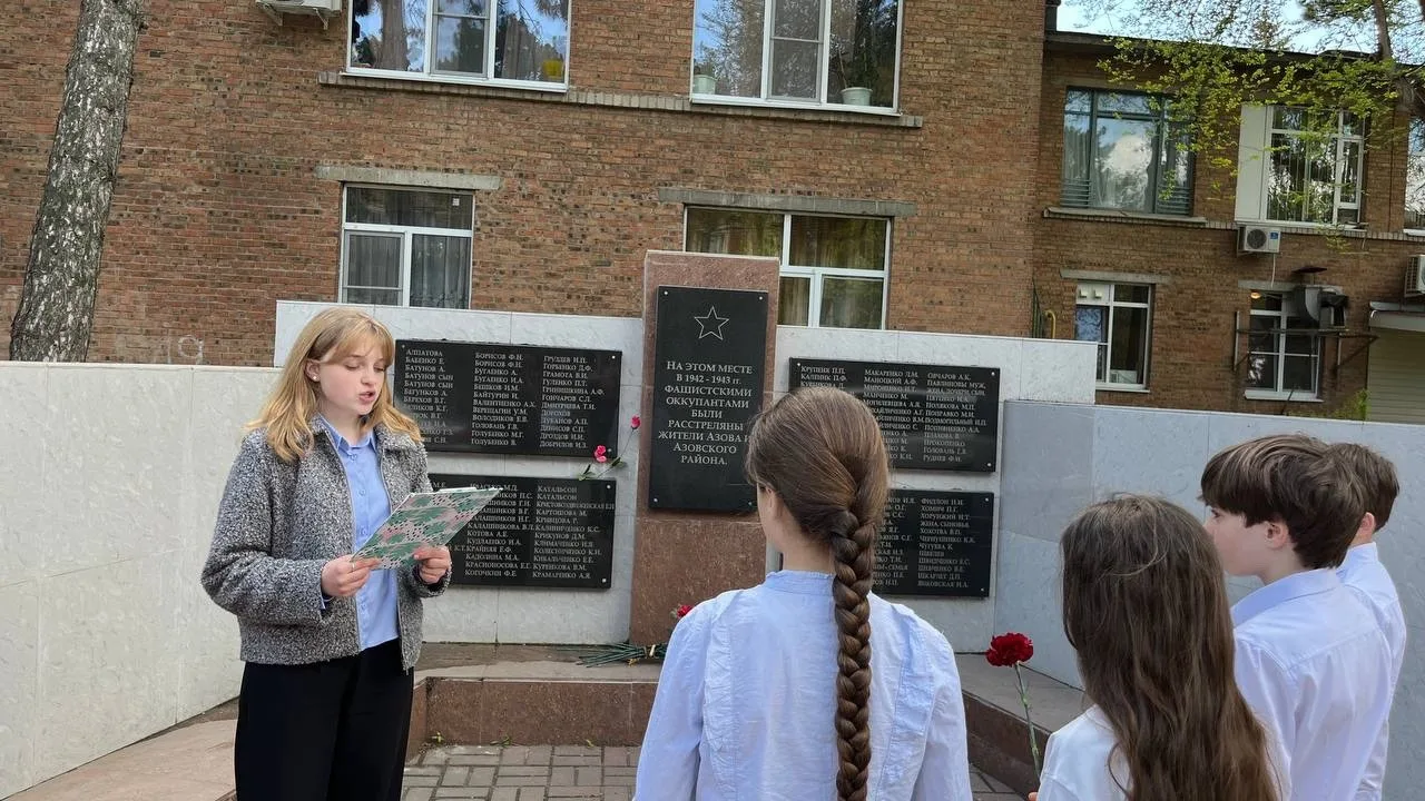 🗽 в честь празднование 81-й годовщины  Победы, ребята  возложили цветы у мемориалу памяти жертвам фа