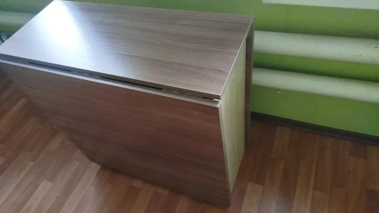 Продаю стол-книжку, 4000 руб, не пользовались ширина 70, высота 67, длина в разложенном...