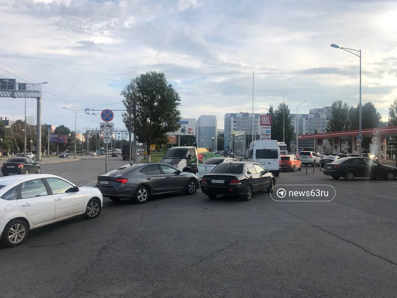 На АЗС «Лукойл» на Московском шоссе выстроилась очередь из желающих заправиться 😱