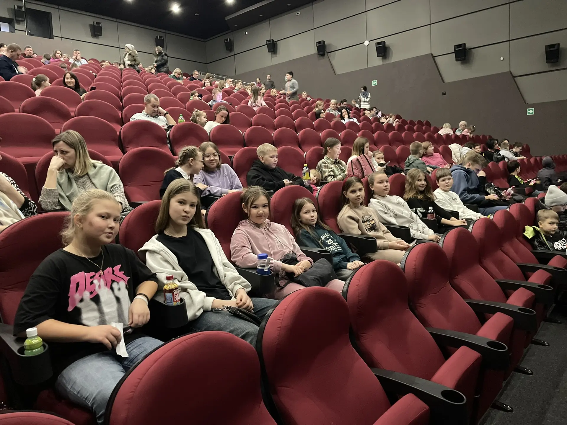 Совместные походы в кино, просмотр фильмов объединяют людей🤗 И не важно, с кем ты пошел в кинотеатр: