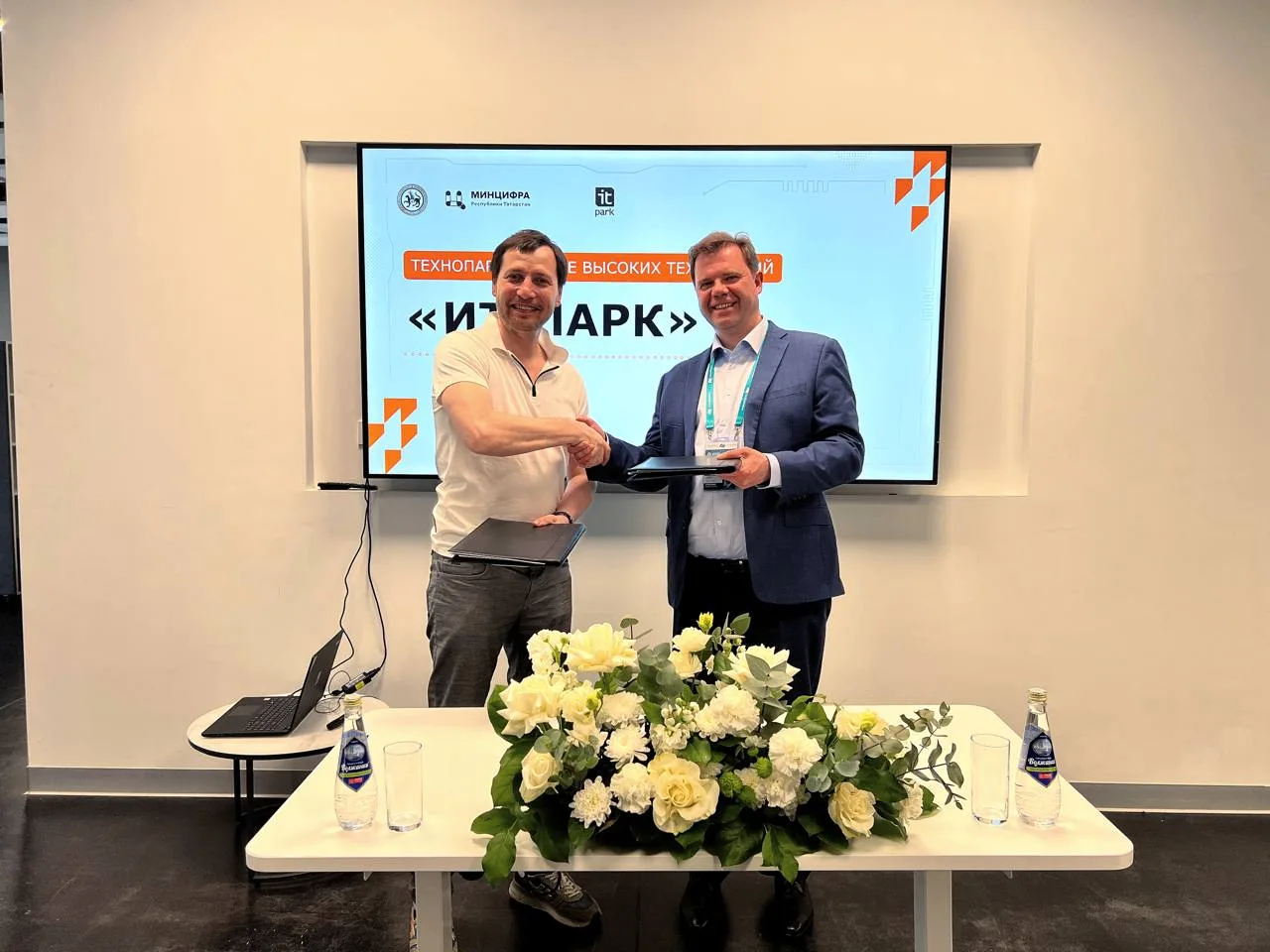 Резидент ИТ-парка площадки Стартап-Хаб HalalCard подписал меморандум о стратегическом с...
