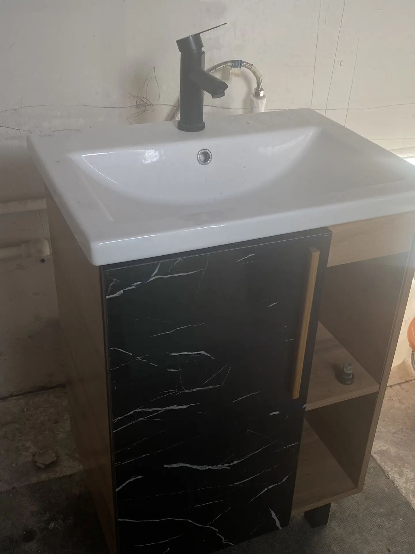 Продам раковину с тумбой 18т.р. Самовывоз. 9855369990