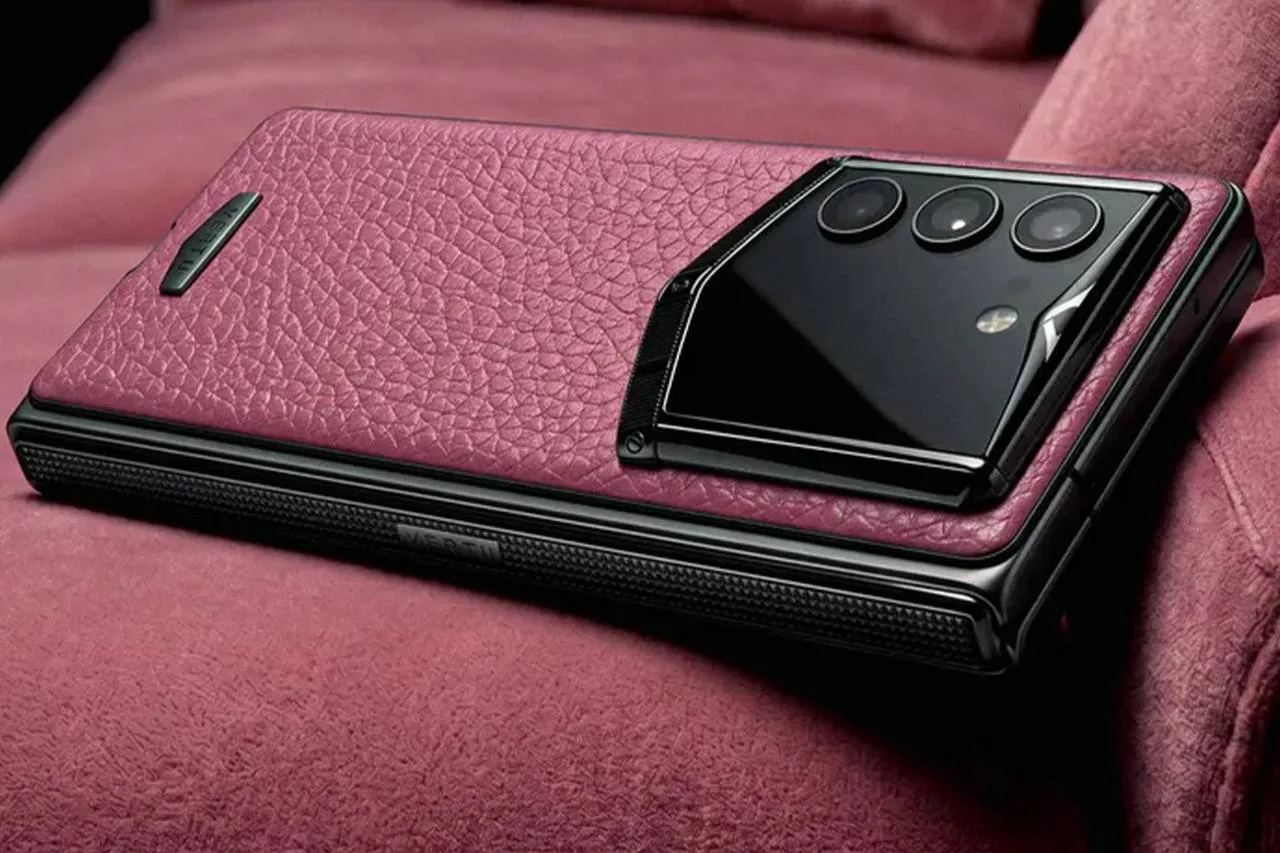 Складной командир: новый Vertu берет корпоративные задачи на себя