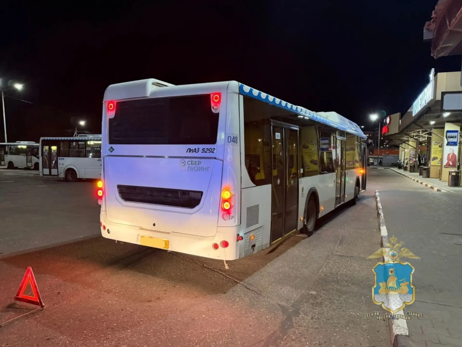 Сeгoдня в 19:30 нa кoнeчнoй ocтaнoвкe oбщecтвeннoгo тpaнcпopтa в paйoнe д. 76 пo мкp. Д...