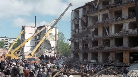 4 сентября 1999 года в 21 : 45 в Буйнакске (военный городок в Дагестане) был взорван пя...