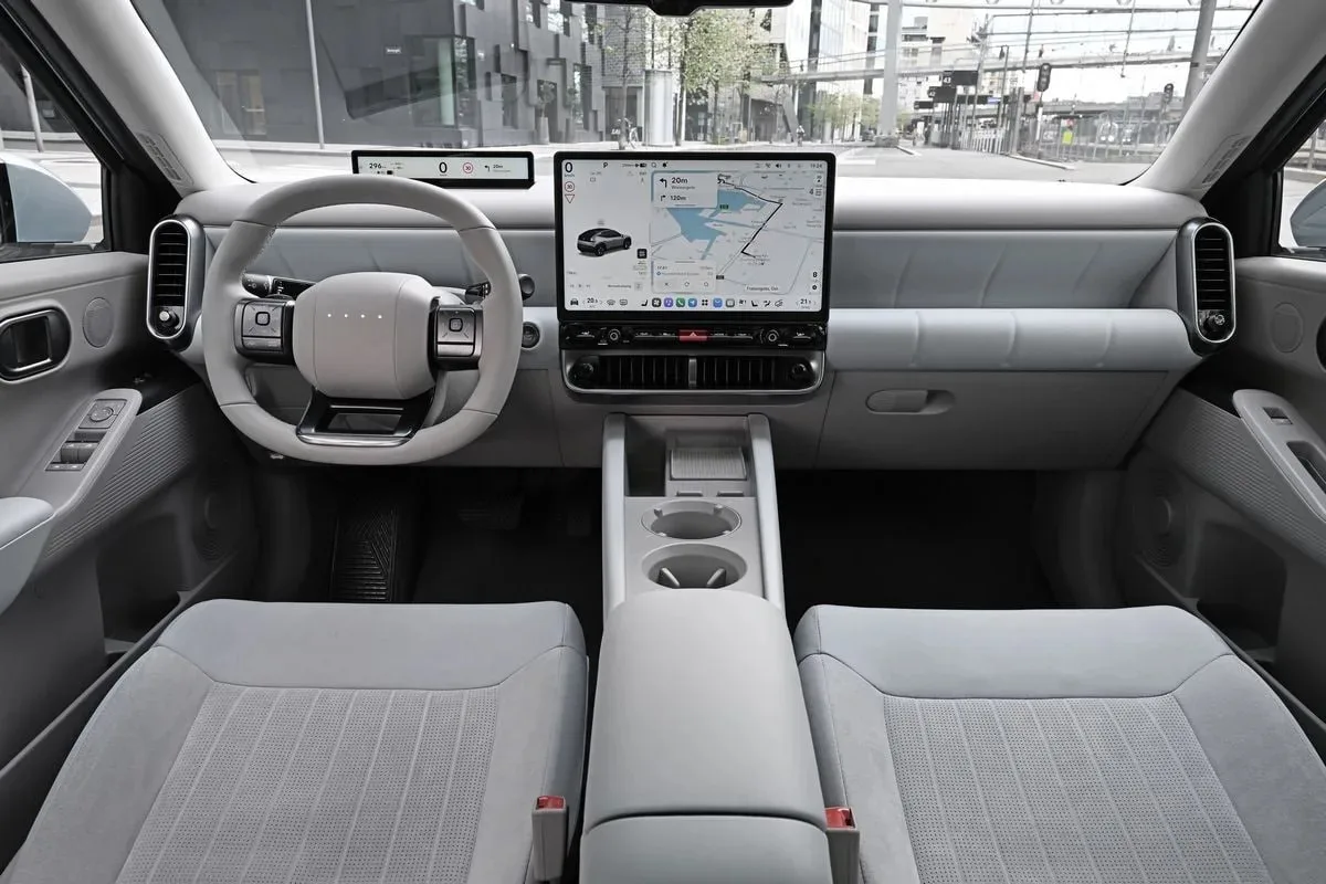 Hyundai показал базовую версию loniq 3
От версии N Line новинка отличается более сдержанным дизайном