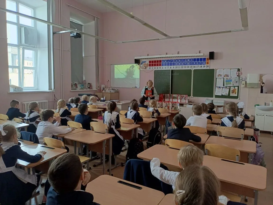 В преддверии Дня Победы на уроке Мужества в 1 Д и 1 Г классах прошёл библиотечный час на тему,, Дети