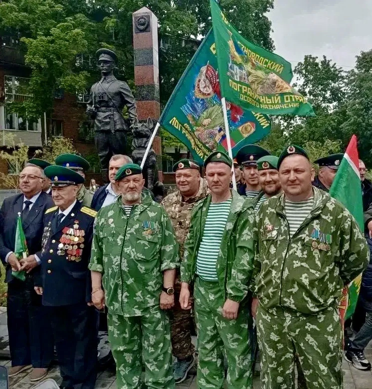 «Пограничникам всех поколений: государственная граница священна и неприкосновенна».