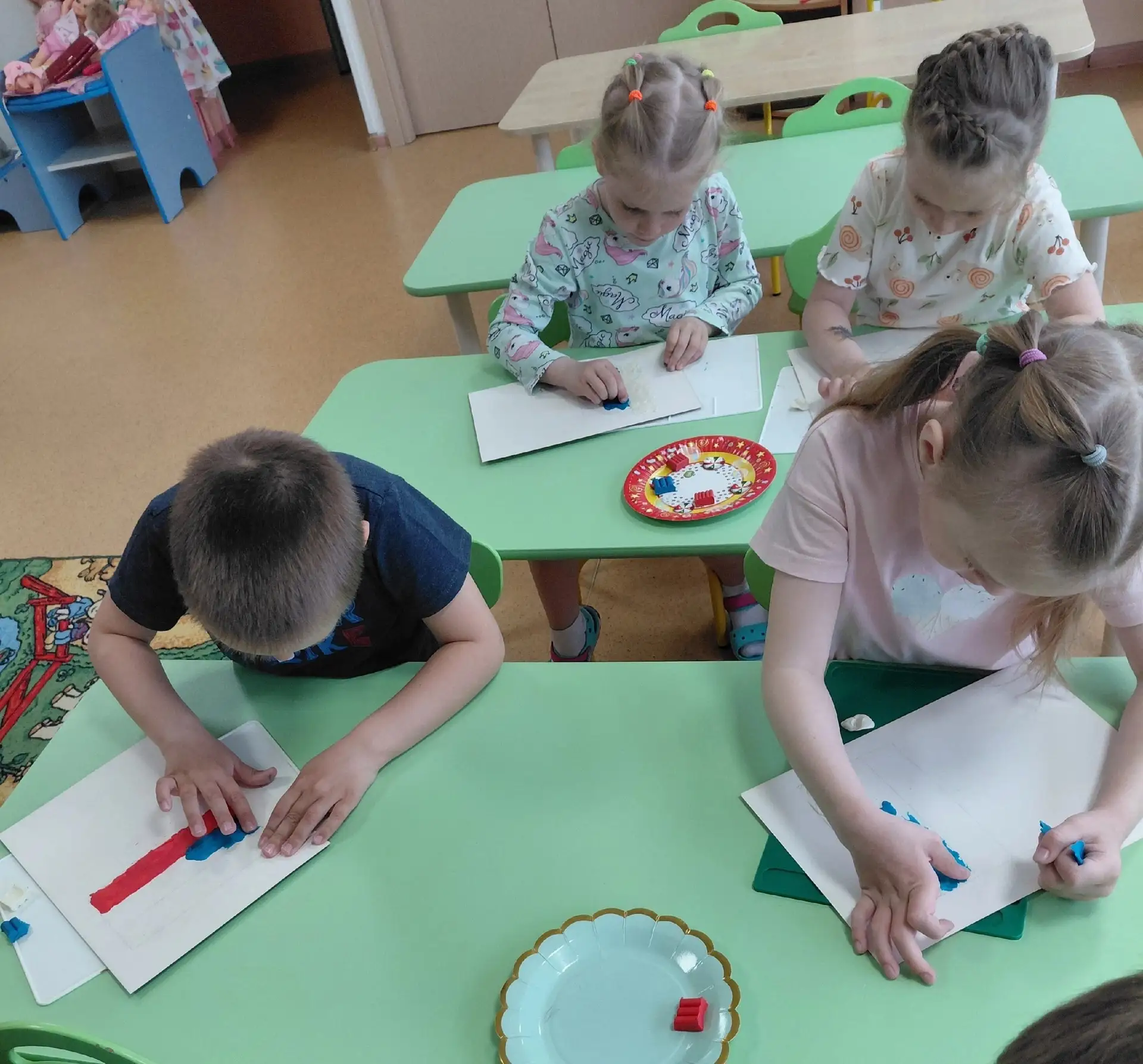 В рамках творческого занятия дети с помощью пластинографии создали изображение флага России.  

В ре