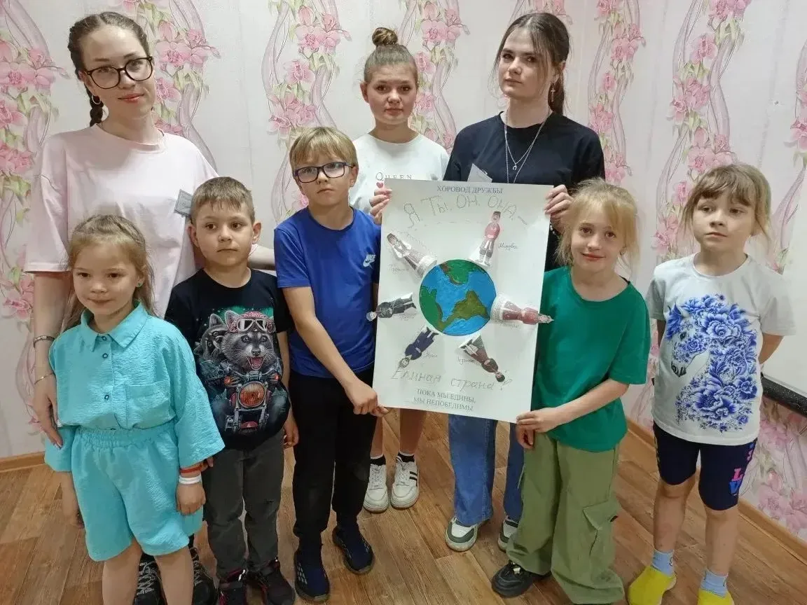 Второй день в нашем лагере дневного пребывания начался традиционно: с бодрой линейки и ...