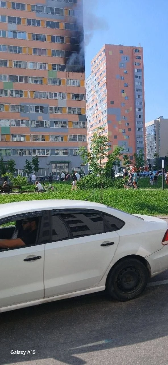 В Мурине маленький мальчик несколько дней запускал горящие бумажные самолётики из окна дома 7к1 по Е