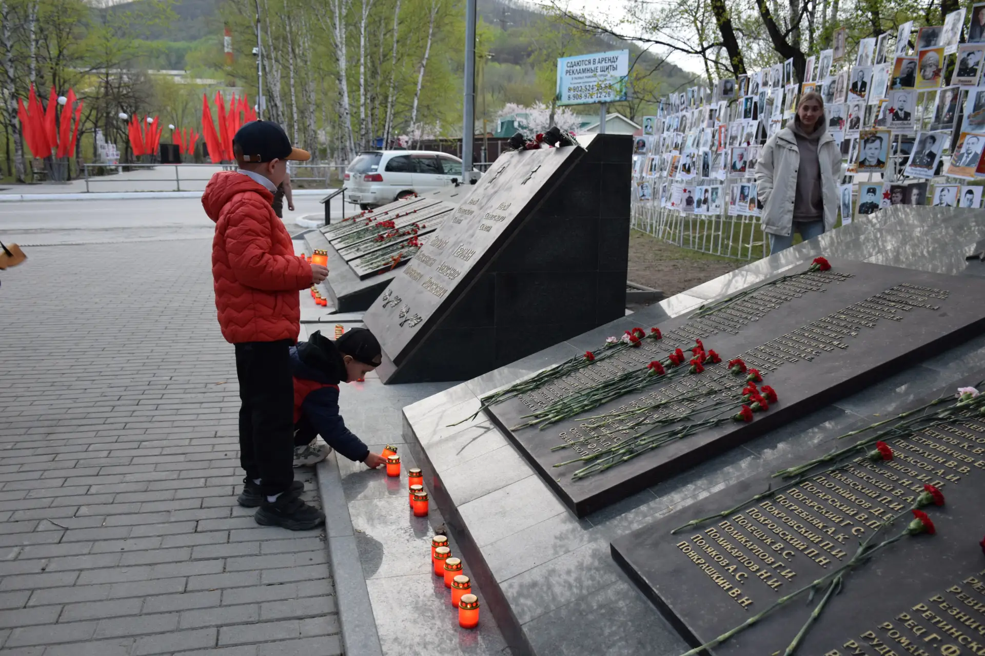 «Свечи памяти» зажгли в Дальнегорске  9 мая глава округа Александр Теребилов с дальнегорцами присоед