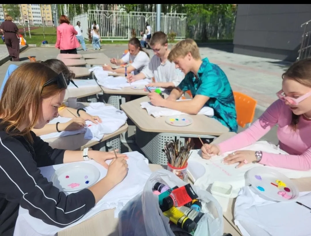 Назад в детство🧸    👫В нашей школе прошёл особенный и трогательный день — День детства среди выпускн