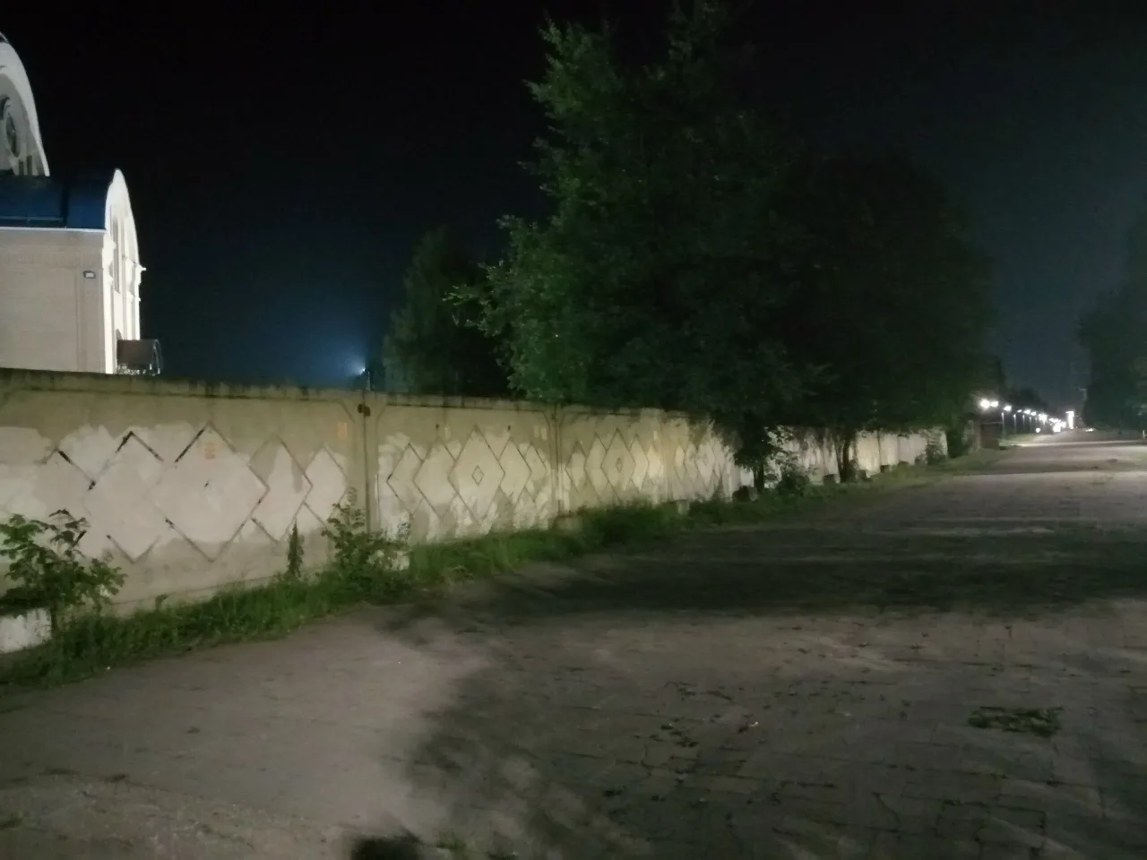 прогулялся вечером. Красивая церковь на Автозаводском проспекте. да забор железобетонный не красивый