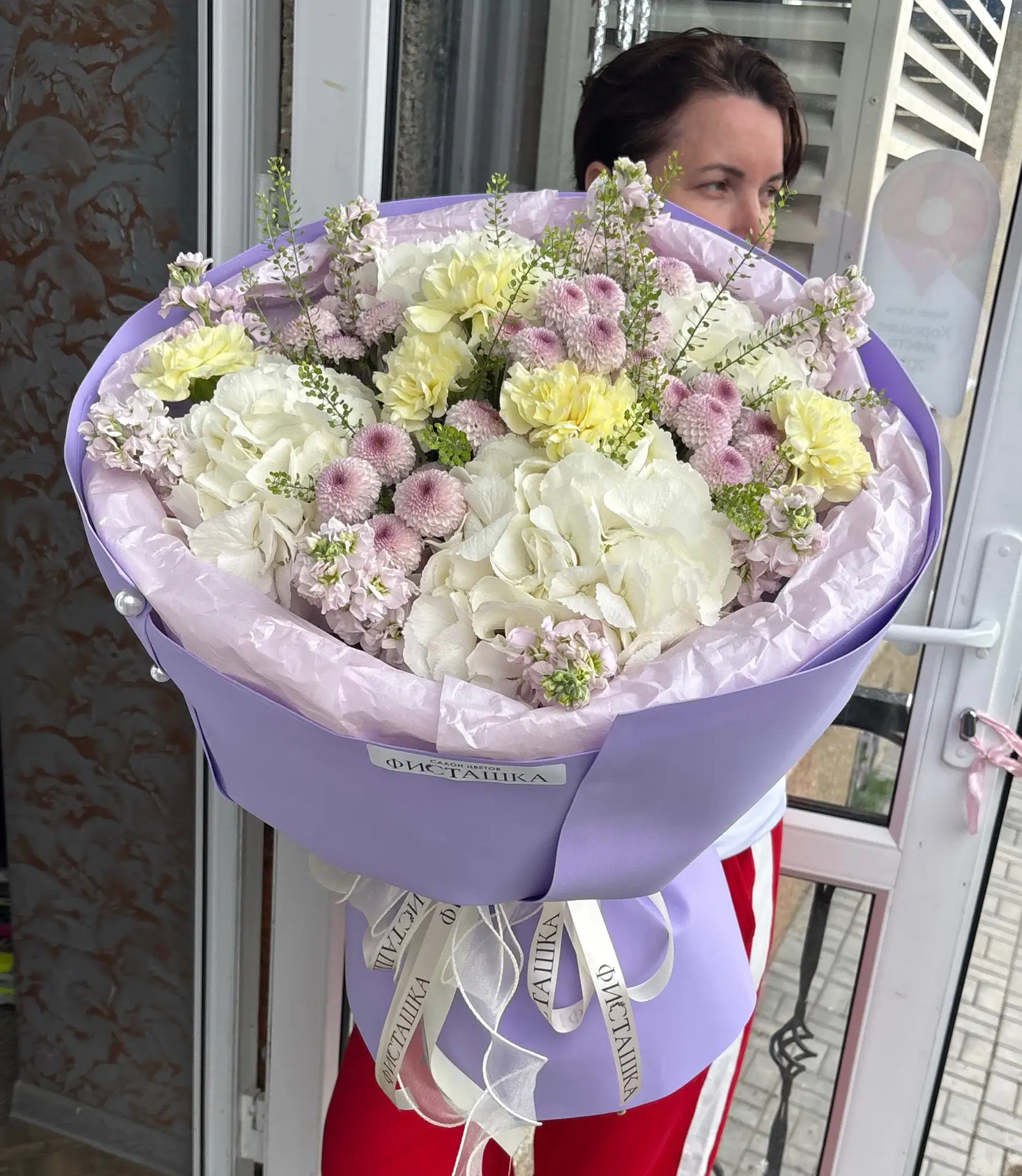 Когда чувства переполняют и внутри и снаружи ❤️

В наличии объемный пышный и ароматный Букет Поцелуй