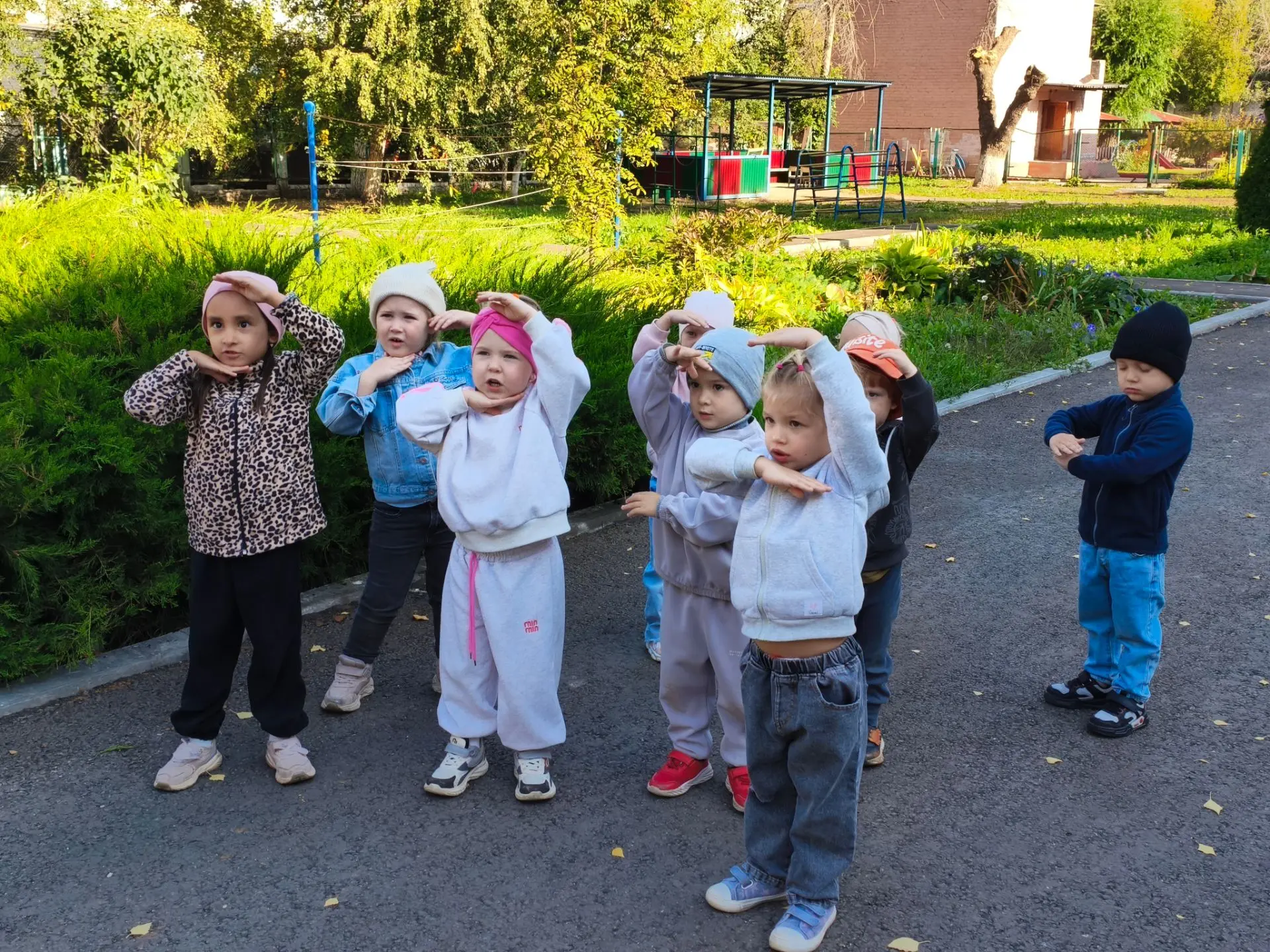 Веселая разминка на прогулке!