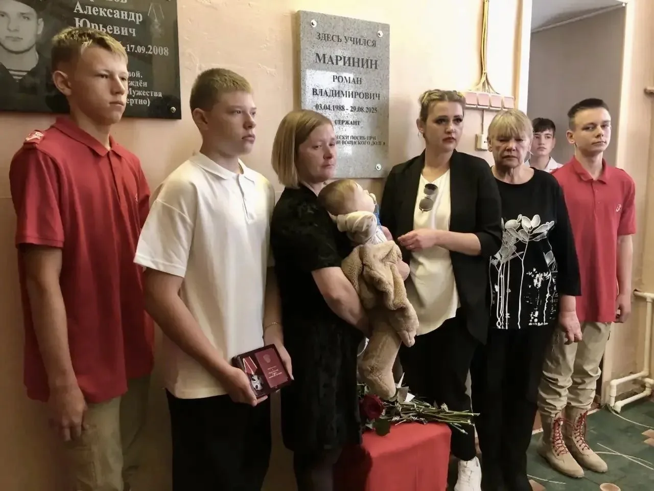 В школе № 1 города Кашина открыли мемориальную доску сержанту Роману Маринину🇷🇺