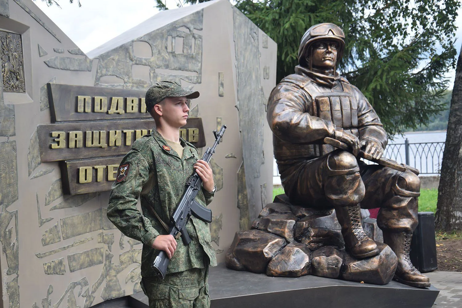 В Рыбинске появился новый памятник — защитникам Отечества. Скульптуру открыли сегодня, ...