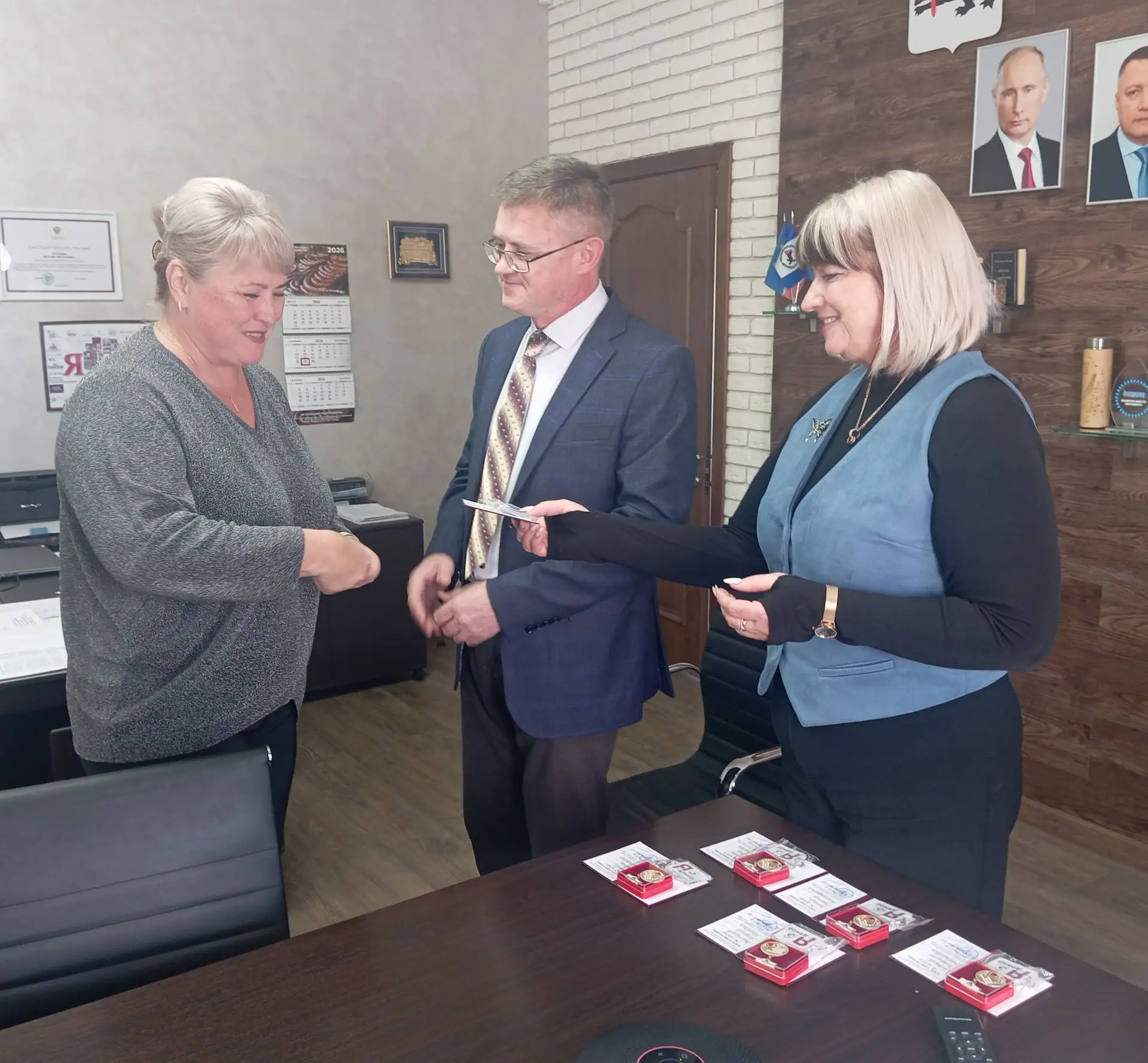 Героев должны знать в лицо!                                                            ...