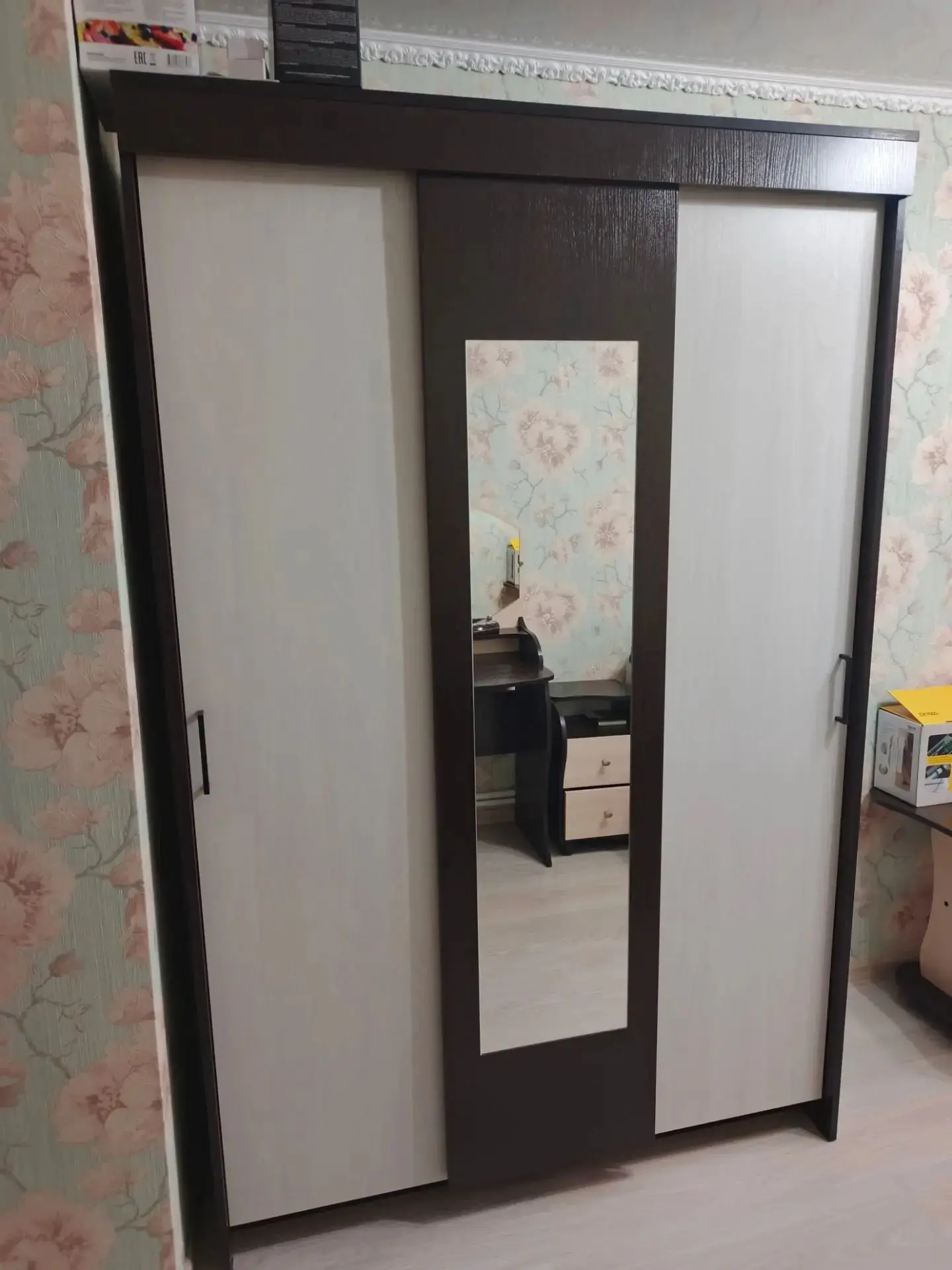 Продается шкаф-купэ, размеры ширина-130см, высота-201см, глубина-48см. Цена  9 тысяч .т...