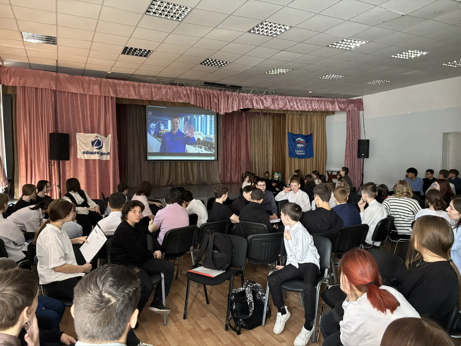 «РосКвиз» ко Дню Космонавтики! 🚀  Ученики 8 «Б», 8 «Г» и 8 «Д» классов приняли участие в увлекательн
