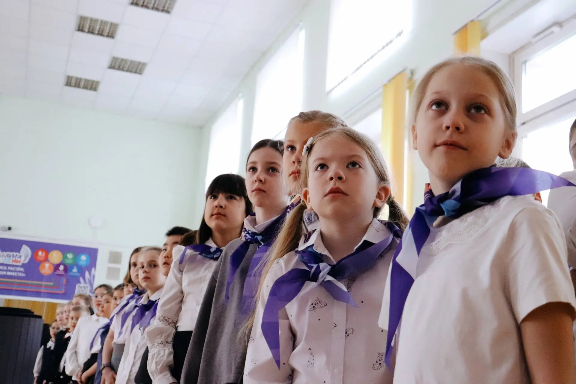 🇷🇺  Неделя в школе традиционно началась с торжественной церемонии поднятия Государственного флага Ро