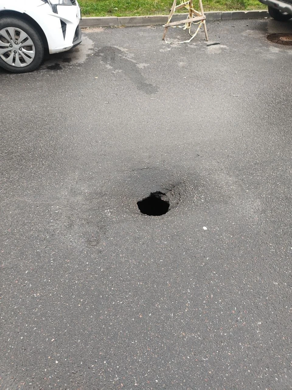 Во дворе дома Воронцовский 19к1 яма , будьте аккуратнее, ничем не ограждено , глубина н...