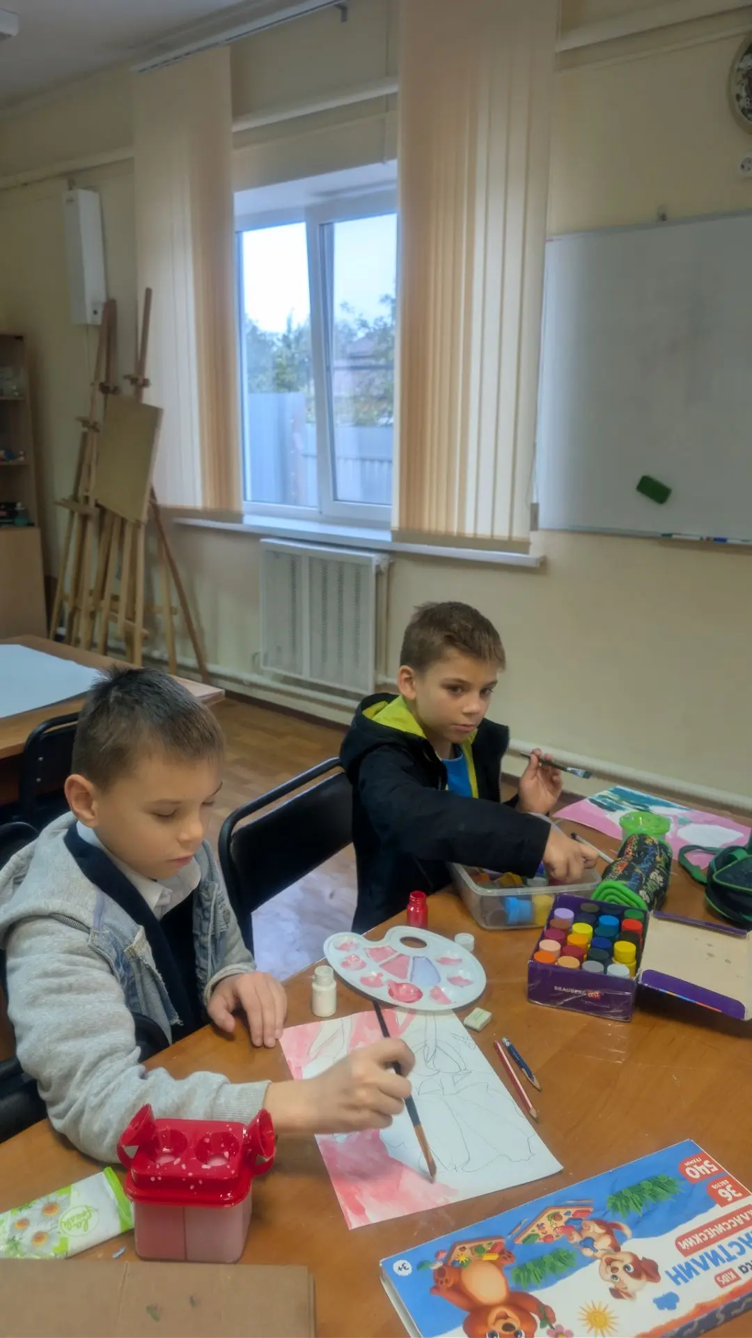 Обучающиеся объединения "Фантазия" готовят открытки для своих любимых учителей.
