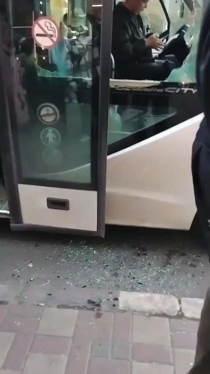 В Самаре мужчина разбил кирпичом окно автобуса с пассажирами на остановке возле ТЦ «Авр...