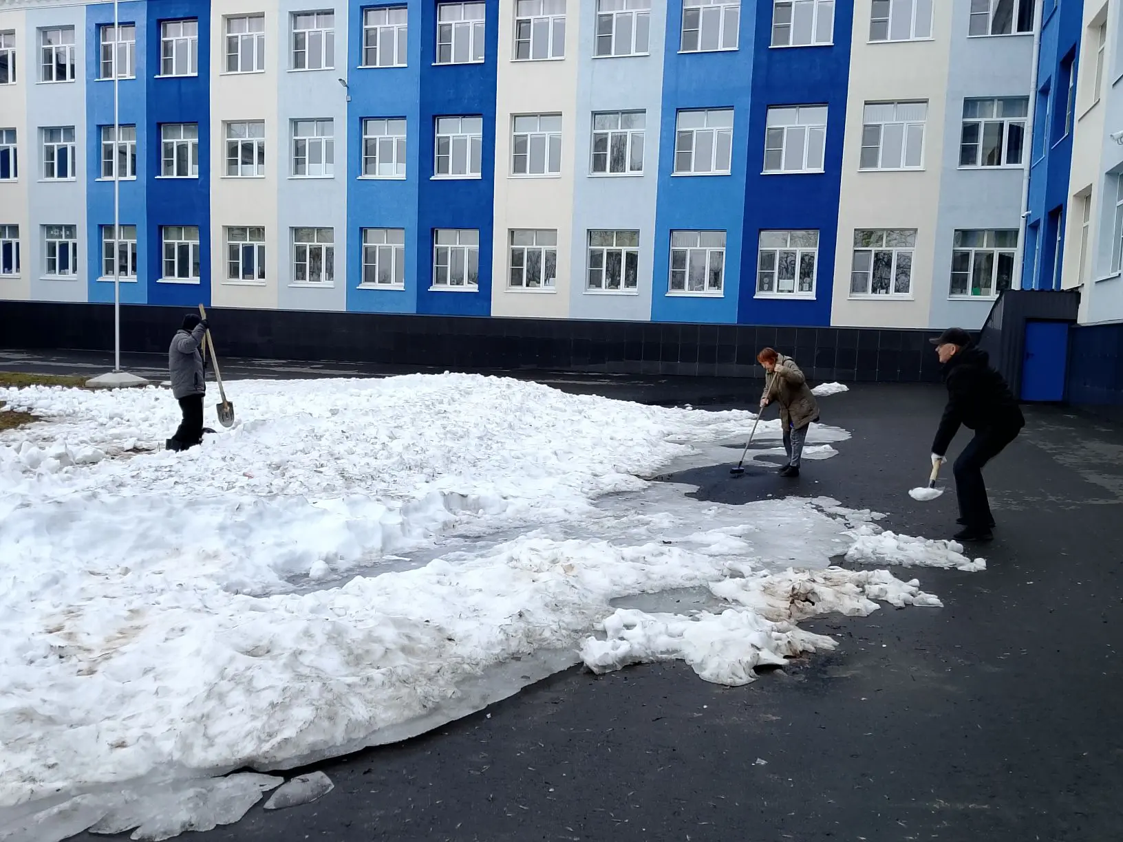 Пока ребята учатся и встречают гостей, которые сегодня посетили школу в рамках празднов...