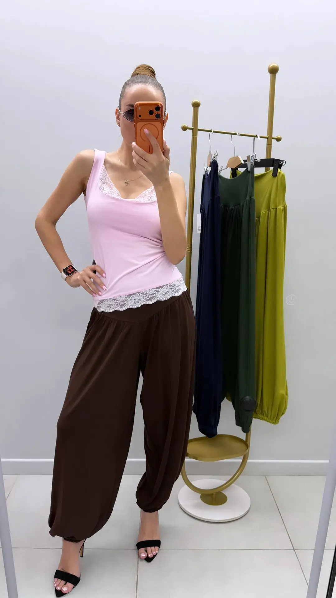 [брюки Аладдины ]
.-1599₽ | 42/44

colors: 4

[майка]
.-799₽ | s.m

[очки]
.-499₽