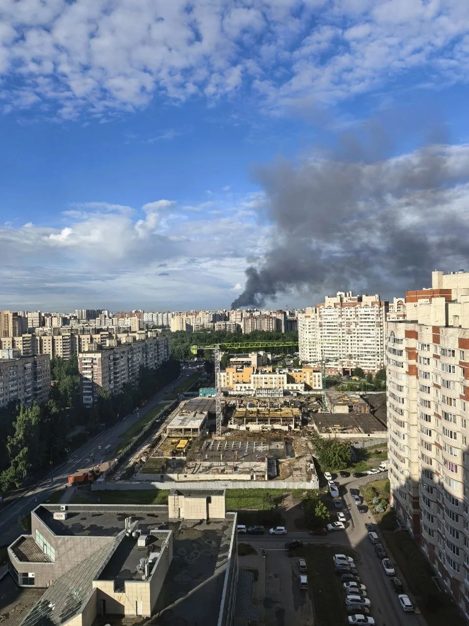 Во Фрунзенском районе Петербурга вспыхнул мощный пожар на территории Софийской овощебазы.