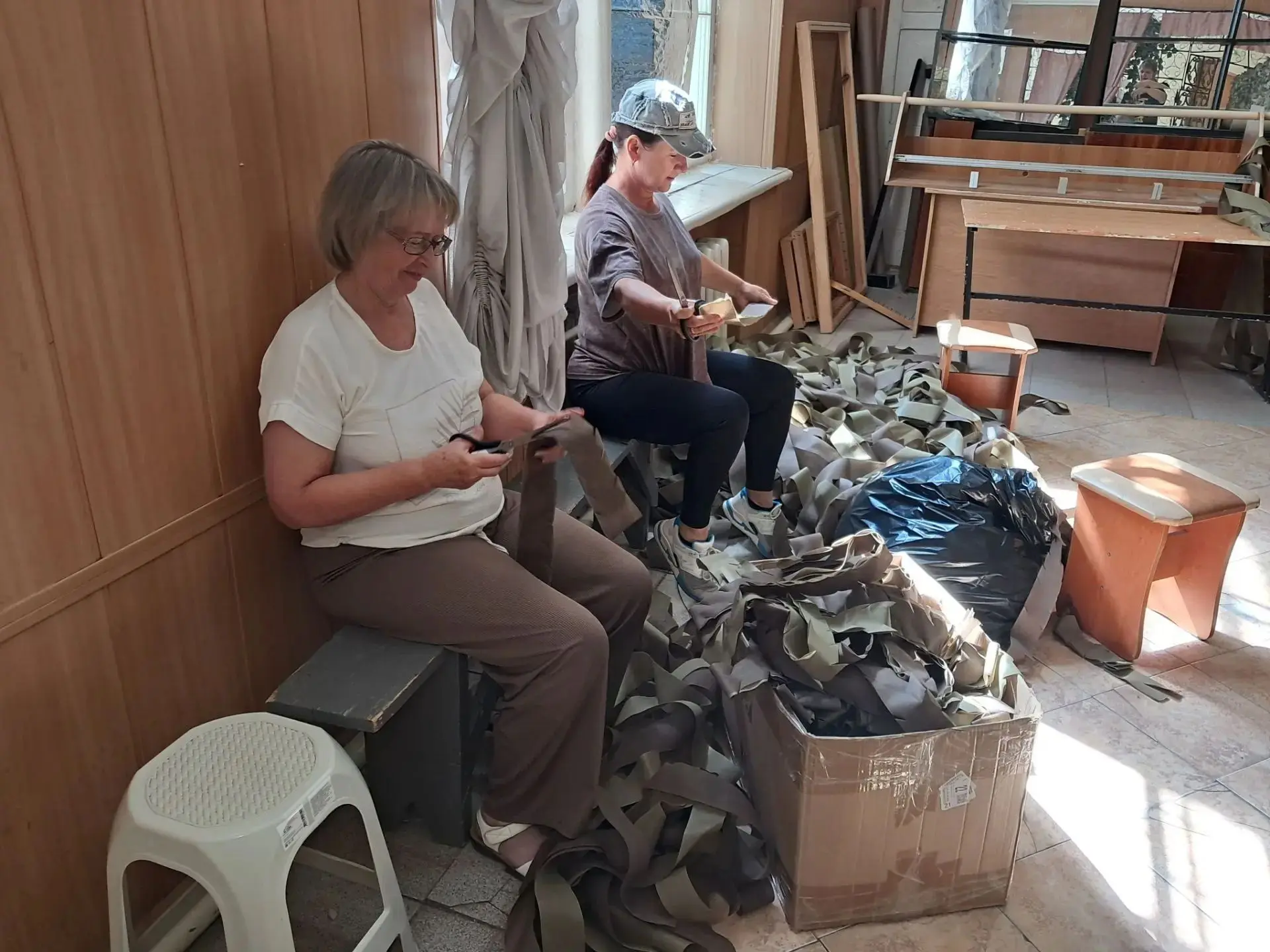 Знаменские волонтеры сплели новую партию маскировочных сетей для бойцов