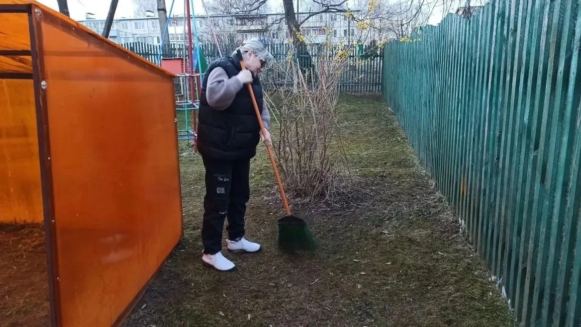 💥Весёлый субботник в корпусе центра развития ребенка п. Хмельники 👍  ☘️Вместе дружно мы пойдём Травк