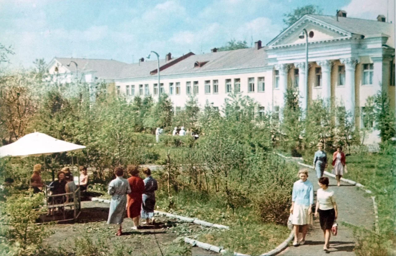 🏥 В сквере на территории городской больницы. - 📆 1970-е гг.