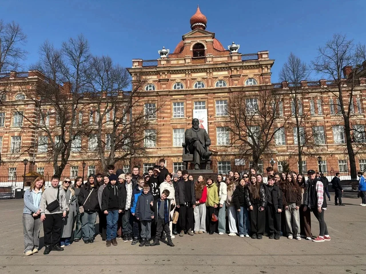 Каникулы с пользой: путешествие в Елабугу! 🚌✨  Школьные каникулы ещё не закончились, но воспоминания