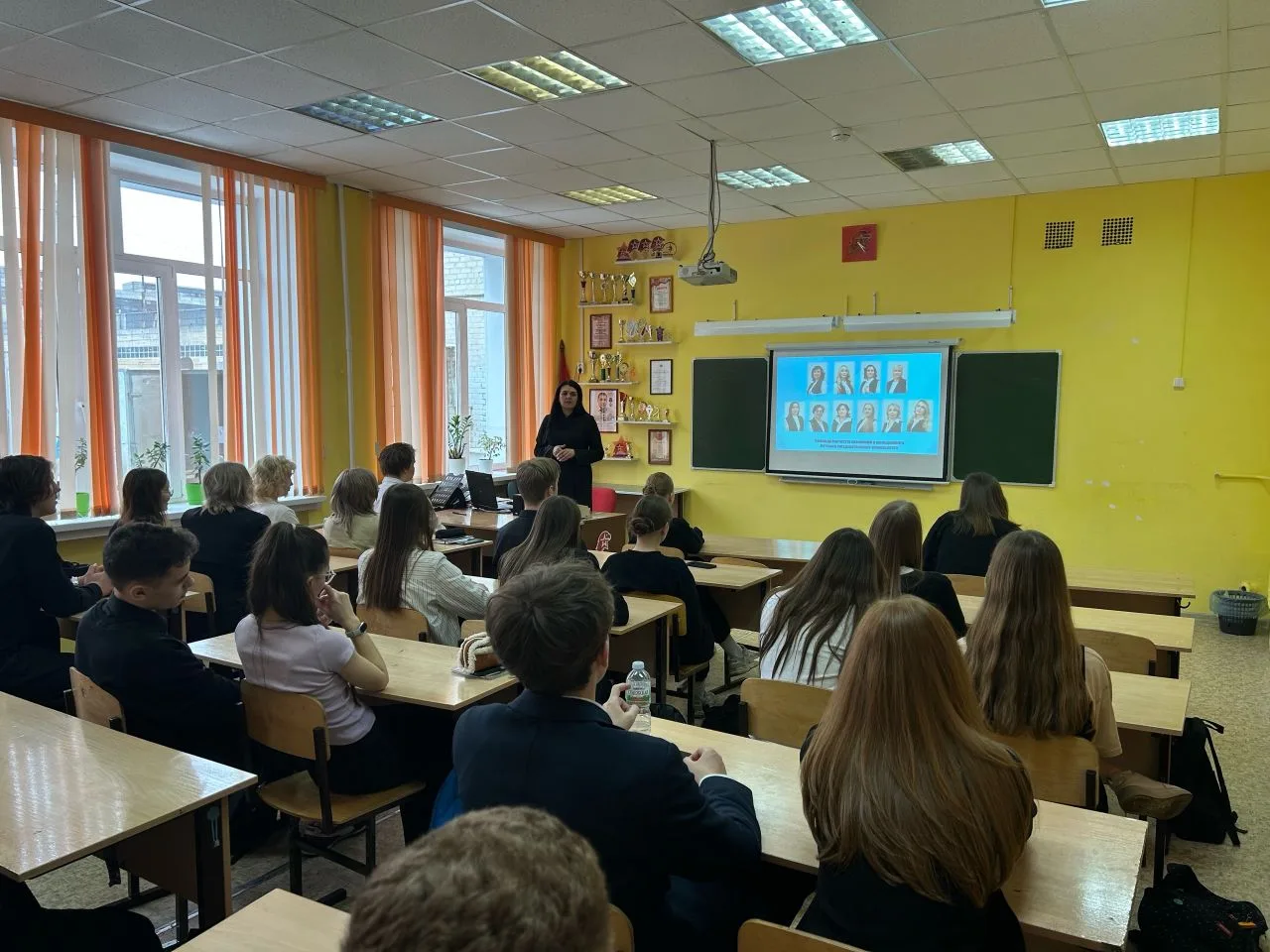 Куда поступать? Выпускники встретились с представителем ВятГУ 🎓  Выбор будущей профессии — шаг ответ