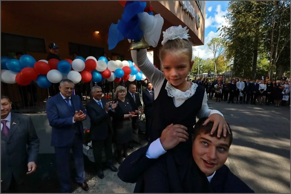 🎒 В школах Запорожской области начался новый учебный год, однако из-за оперативной обс...