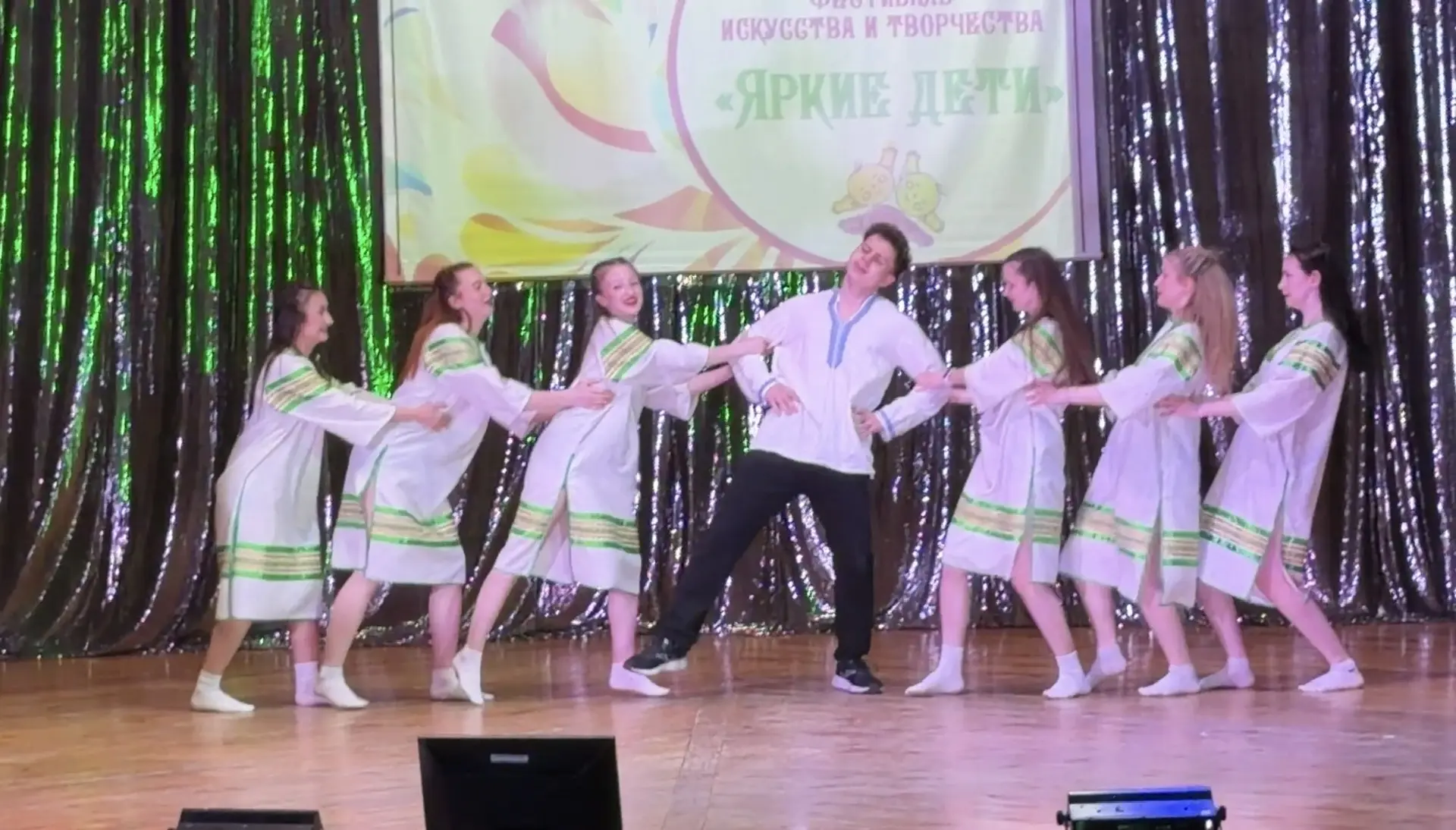 ЯРКИЕ ДЕТИ🌟   Творческий коллектив учащихся нашего лицея ( кл. руководитель Манакова И. В. и Хиценко