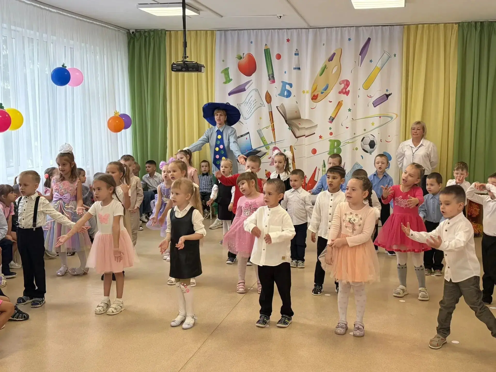1сентября в детском саду прошло яркое и весёлое  развлечение "День знаний с Незнайкой".