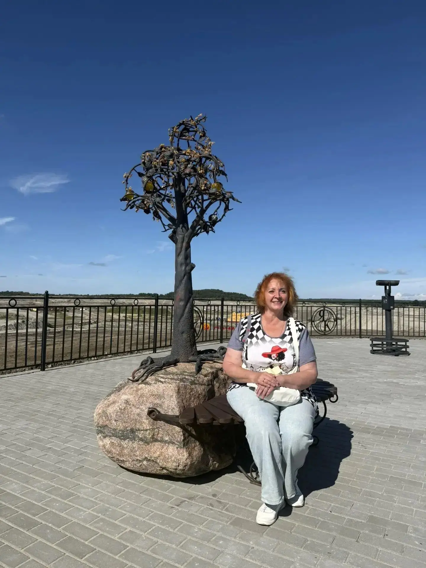 Лето продолжается — продолжаются и новые открытия!

Этим летом учитель нашей школы М.Н. Евсевичева п