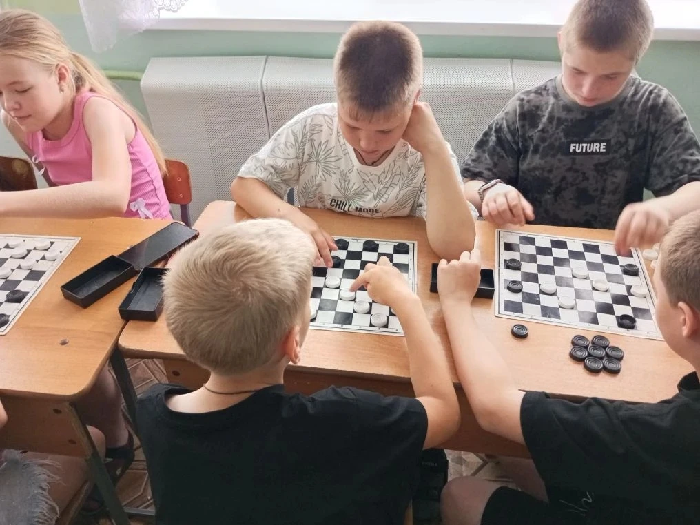 Педагог дополнительного образования Кульгаев И. А. провёл личностный турнир по шашкам в пришкольном 
