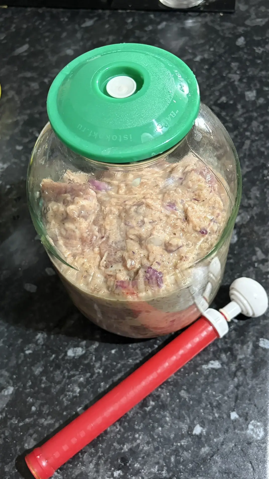 Ловите лайфхак, как быстро замариновать мясо для шашлыка. Вакуумный насос и крышка Вам ...