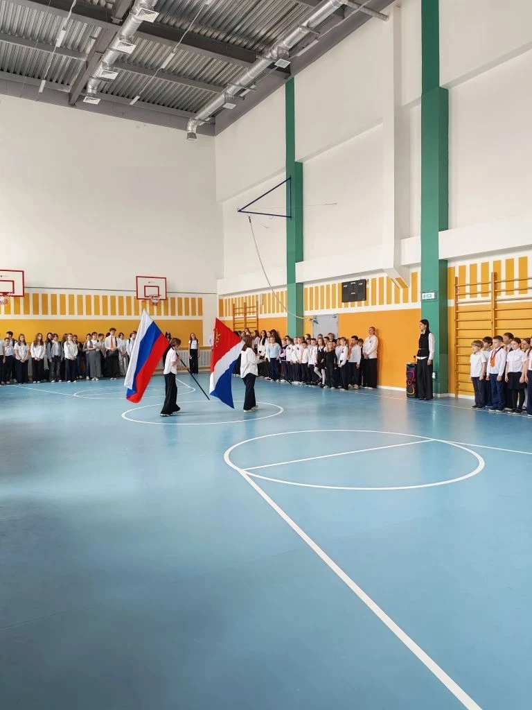 ТРАДИЦИЯ ПОНЕДЕЛЬНИКА 🇷🇺  Первая майская неделя началась с традиционной общешкольной линейки, выноса