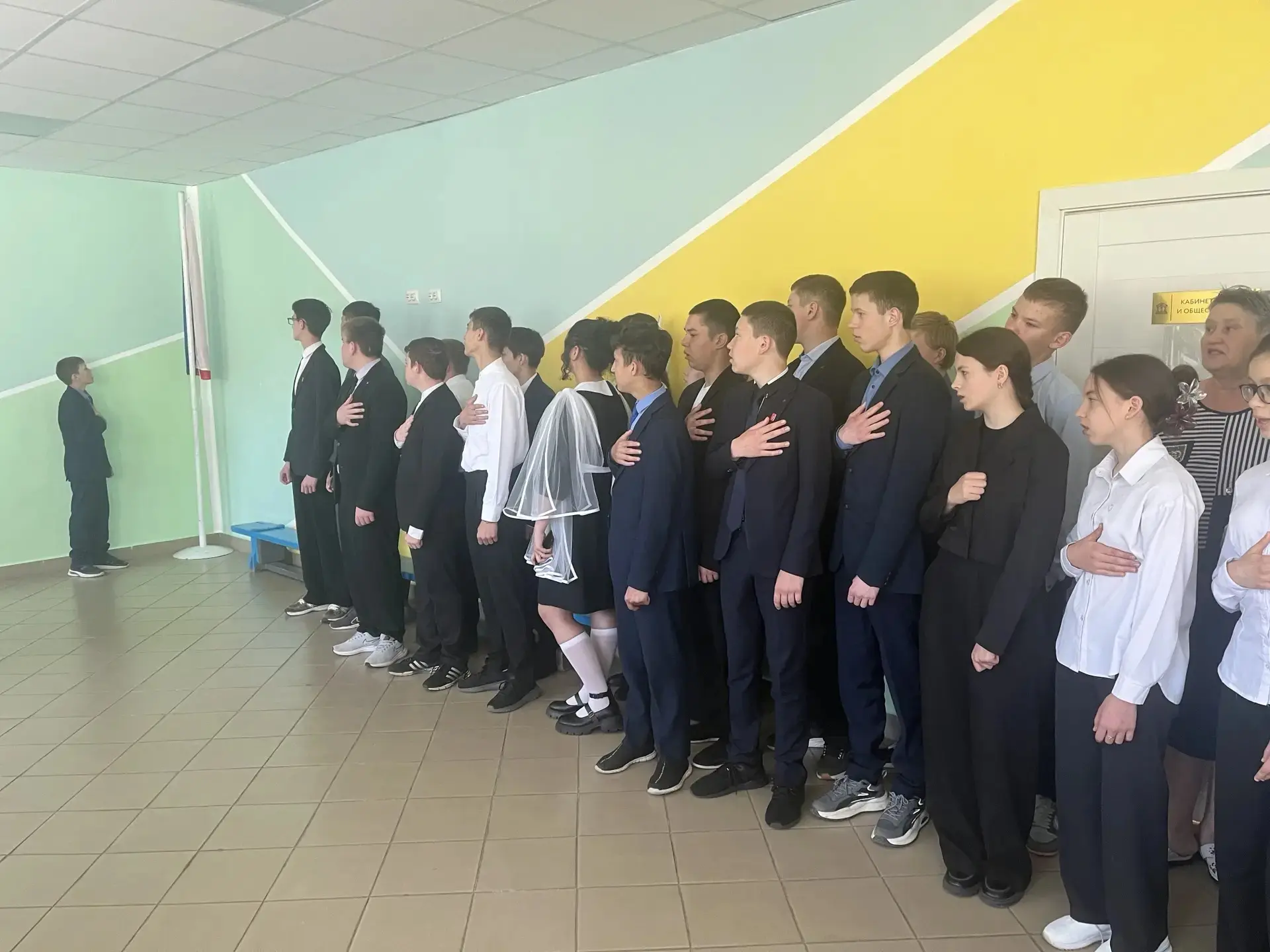 🇷🇺 Традиционная линейка в МОУ СОШ с. Кикино: флаг, награды и планы на последнюю учебн...