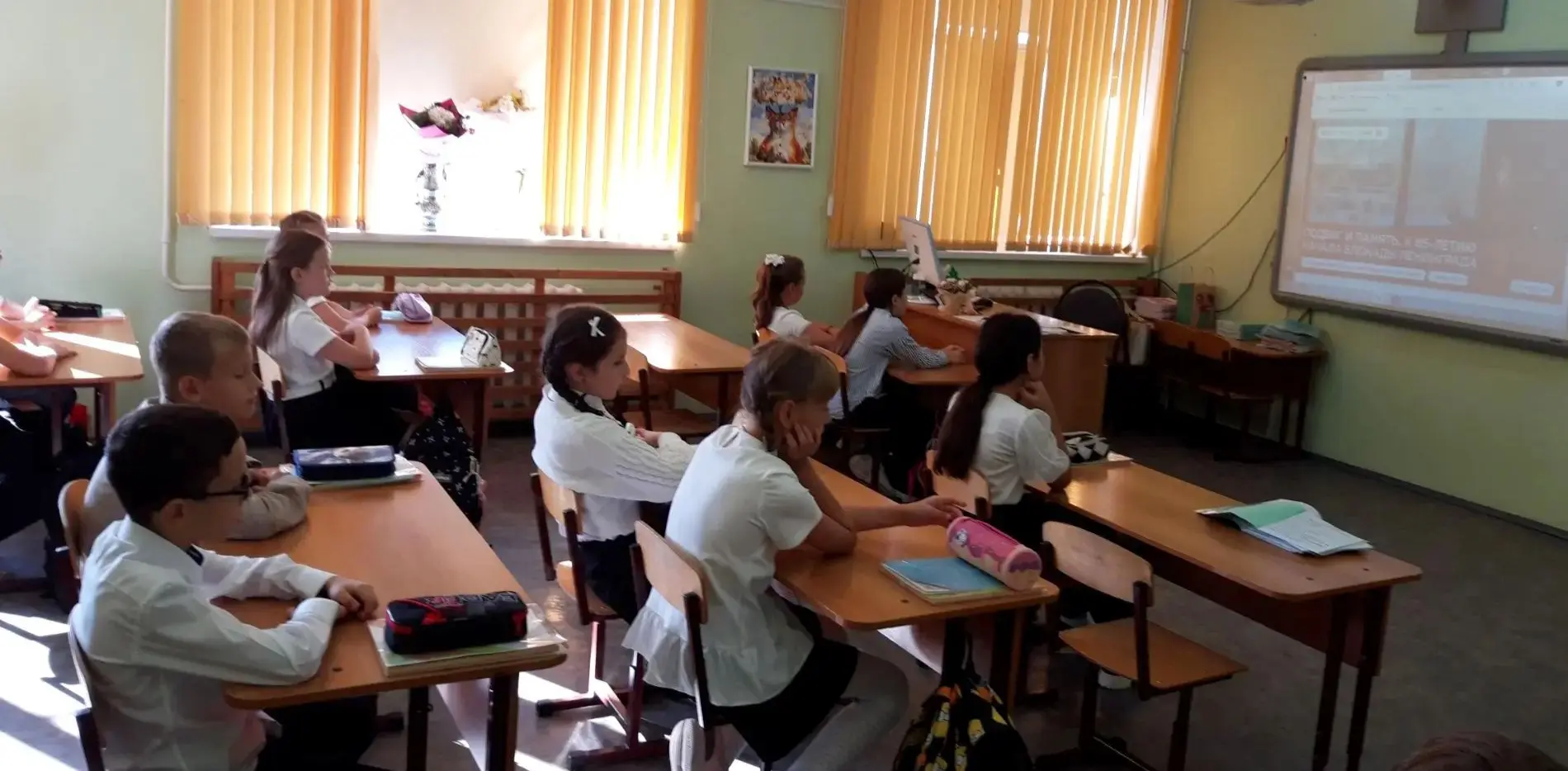 🇷🇺Утро понедельника по традиции началось с гимна Российской Федерации и поднятия флага.