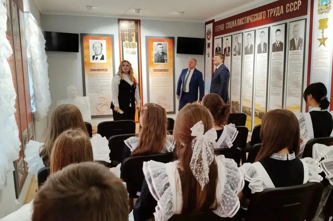 В День знаний начальник управления С.Н. Назаренко посетил школьный историко-краеведческ...
