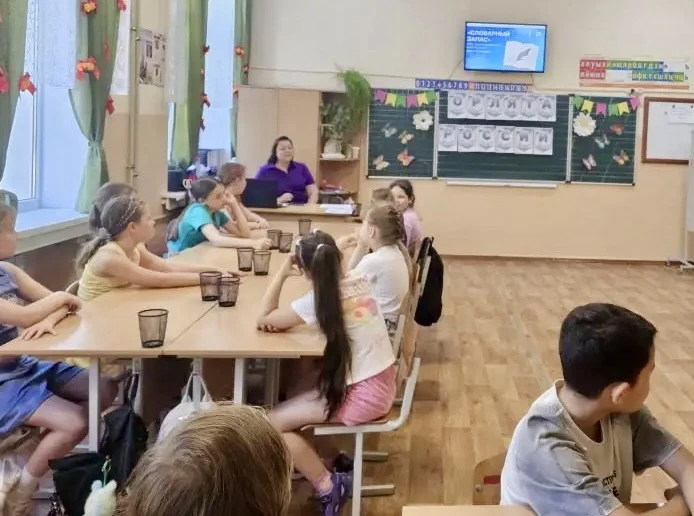 В преддверии Дня русского языка учащиеся МБОУ «СОШ № 14 им. Б. И. Хохлова» г. Симферополя присоедини