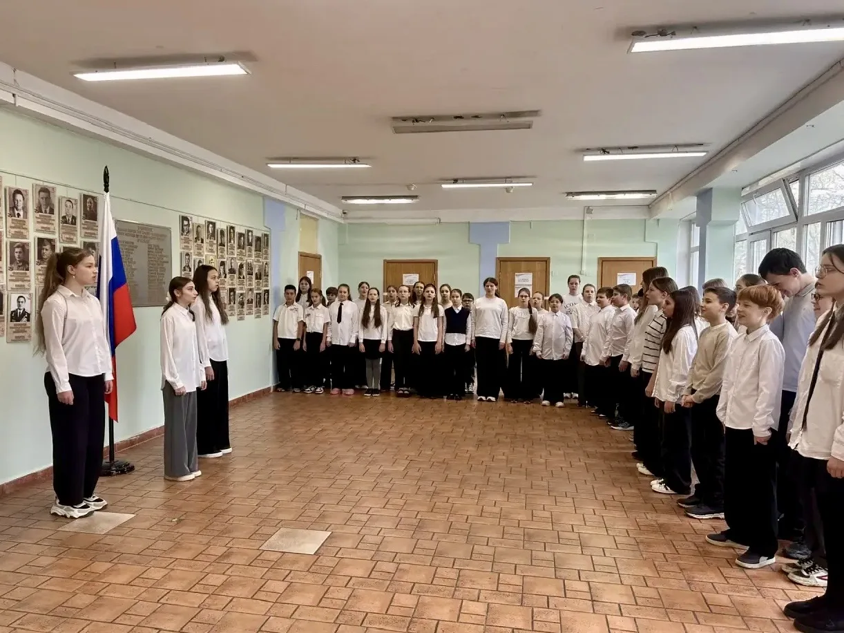 🇷🇺 Церемония поднятия флага  Каждую неделю наши ребята начинают с церемонии поднятия Государственног